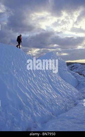 Grimpeur sur glace marche sur glacier Matanuska de Ridge Banque D'Images