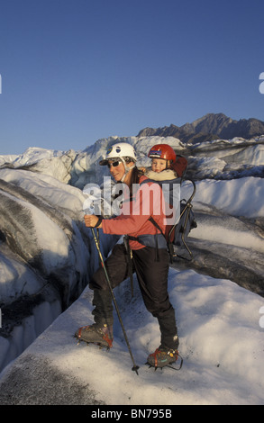 Escalade sur glace w femme/Enfant le Glacier Matanuska Retour Banque D'Images