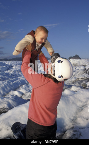 Escalade sur glace w femme/Enfant le Glacier Matanuska Retour Banque D'Images