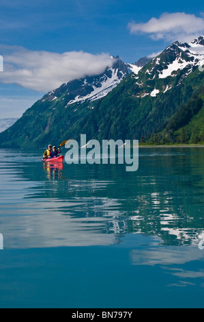 Couple kayaking in Shoup Bay, Prince William Sound, Alaska Banque D'Images