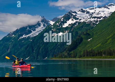 Couple kayaking in Shoup Bay, Prince William Sound, Alaska Banque D'Images