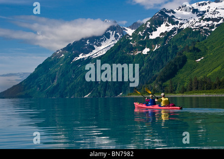 Couple kayaking in Shoup Bay, Prince William Sound, Alaska Banque D'Images