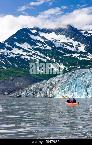 Couple kayaking in Shoup Bay avec Shoup Glacier dans l'arrière-plan, le Prince William Sound, Alaska Banque D'Images