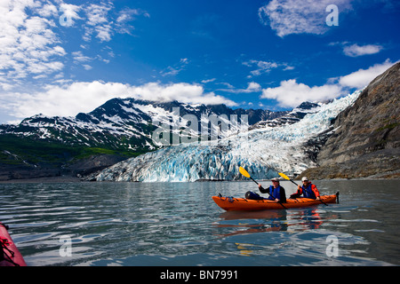 Couple kayaking in Shoup Bay avec Shoup Glacier dans l'arrière-plan, le Prince William Sound, Alaska Banque D'Images