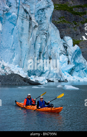 Couple kayaking in Shoup Bay avec Shoup Glacier dans l'arrière-plan, le Prince William Sound, Alaska Banque D'Images