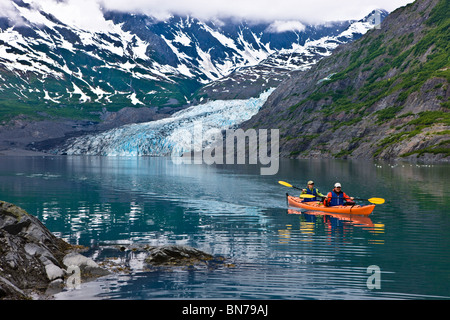 Kayak en famille Shoup Bay avec Shoup Glacier dans l'arrière-plan, le Prince William Sound, Alaska Banque D'Images