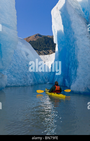 Un kayakiste de pagaies et explore les séracs du glacier de Mendenhall, matin d'automne, Mt. McGinnis dans l'arrière-plan, Alaska Banque D'Images