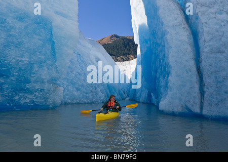 Un kayakiste de pagaies et explore les séracs du glacier de Mendenhall, matin d'automne, Mt. McGinnis dans l'arrière-plan, Alaska Banque D'Images