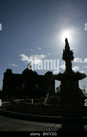 Ville de Glasgow, en Écosse. Compte tenu de la silhouette d'Arthur Pearce conçu Doulton Fontaine et People's Palace à Glasgow Green. Banque D'Images