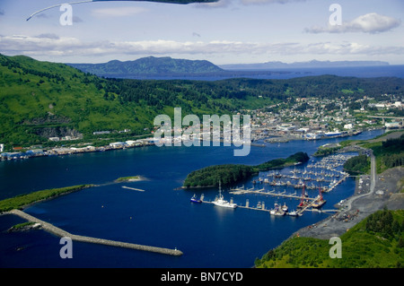 Vue aérienne de la ville de Kodiak, Kodiak Island, Alaska, l'été Banque D'Images