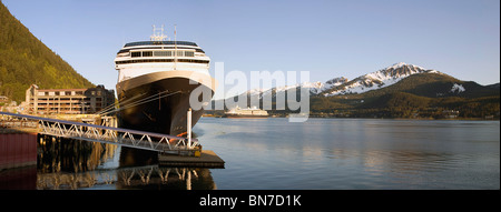 Navires de croisière Holland America, Amsterdam, amarré au centre-ville de Juneau sur le canal Gastineau, Juneau, Alaska Banque D'Images