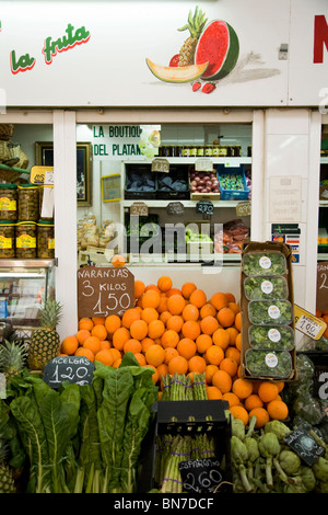 Piscine market stall display / vendeur avec bonne qualité / haut / orange oranges fraîches, fruits et légumes. Séville Séville. L'Espagne. Banque D'Images