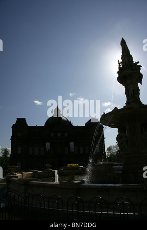 Ville de Glasgow, en Écosse. Compte tenu de la silhouette d'Arthur Pearce conçu Doulton Fontaine et People's Palace à Glasgow Green. Banque D'Images