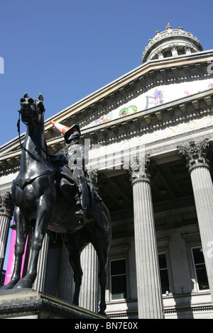 Ville de Glasgow, en Écosse. Statue équestre du Duc de Wellington à l'extérieur de la Glasgow Galerie d'art moderne. Banque D'Images