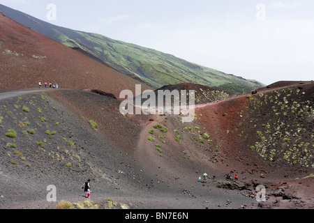 Un cratère près du Rifugio Sapienza sur le versant sud à la vers le sommet, le Mont Etna, Sicile, Italie Banque D'Images