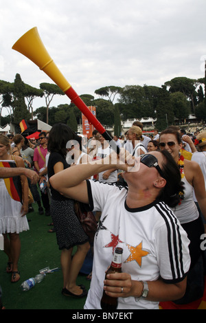 Les supporters allemands célébrant la victoire sur l'Angleterre à la coupe du monde de fan fest village à Rome, Italie 27Juin 2010 Banque D'Images