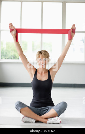 Woman exercising with resistance band Banque D'Images