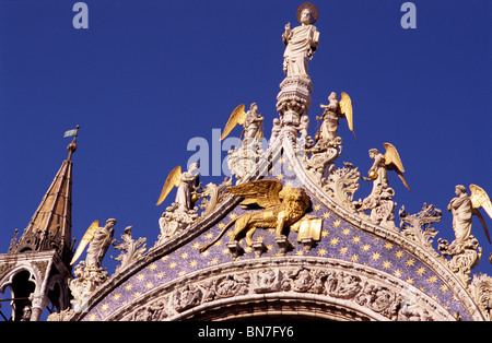 L'Italie. Venise. Juillet 2008. La Basilique St Marc. Saint Marc, le lion ailé, tient le livre cite "Pax Tibi Marce Evangelista Meus" Banque D'Images