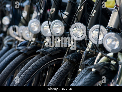 De nombreux nouveaux vélos à vendre à l'extérieur de l'atelier à Berlin Allemagne Banque D'Images