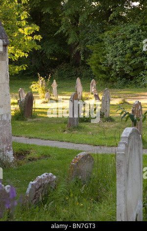 Les pierres tombales dans le cimetière de l'église Holy Trinity, Bosham Banque D'Images