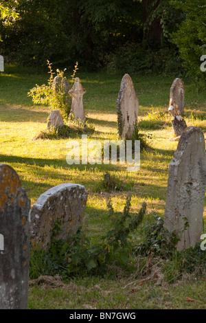 Les pierres tombales dans le cimetière de l'église Holy Trinity, Bosham Banque D'Images