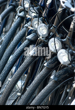 De nombreux nouveaux vélos à vendre à l'extérieur de l'atelier à Berlin Allemagne Banque D'Images