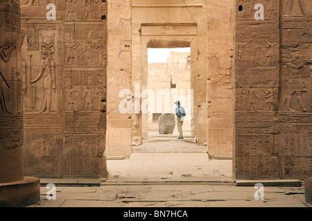 Un touriste à la recherche dans le Temple d'Horus et de Sobek, Kom Ombo, Haute Egypte Banque D'Images