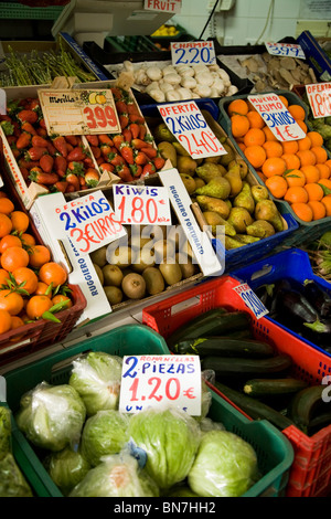 Fixés à l'échoppe de marché intérieur de porte / affichage / vendeur avec bon / top qualité des fruits et légumes frais. Séville / Sevilla. L'Espagne. Banque D'Images