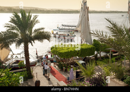 Les touristes en attente de felouques au Jardin botanique d'Assouan, le Nil à Assouan, en Haute Egypte Banque D'Images