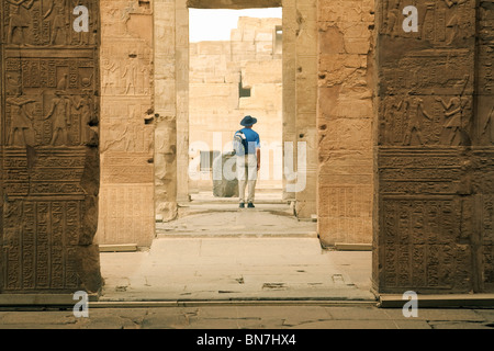 Un touriste à la recherche dans le Temple d'Horus et de Sobek, Kom Ombo, Haute Egypte Banque D'Images