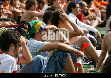 Des fans de la coupe du monde Brésil v holland à la coupe du monde de fan fest village à Rome, Italie, 2 juillet 2010 Banque D'Images