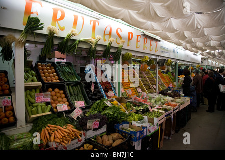 Décrochage du marché intérieur fixe / vendeur boutique avec bon / top qualité des fruits et légumes. Séville / Sevilla. L'Espagne. Banque D'Images