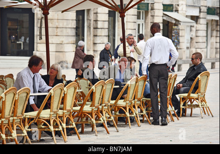 Les clients d'un café de la rue de la Place Stanislas, Nancy, France Banque D'Images