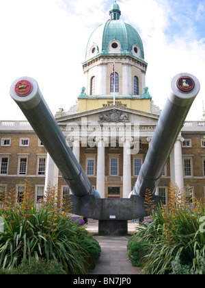 Cuirassé Naval guns ossature l'entrée de l'Imperial War Museum de Londres UK Banque D'Images