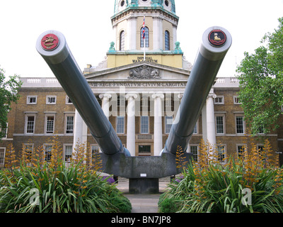 Cuirassé Naval guns ossature l'entrée de l'Imperial War Museum de Londres UK Banque D'Images