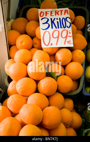 Dans la porte / indoor market stall display / vendeur avec bon / top quality fresh orange / orange / fruit. Séville / Sevilla. Espagne Banque D'Images