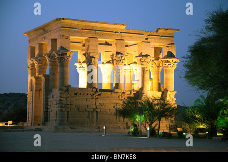 Le kiosque de Trajan, partie du temple d'Isis à Philae, une île sur le Nil près d'Assouan, Egypte Banque D'Images