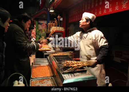 La Chine, Beijing, nuit, Dong Hua Men Street Food Market Banque D'Images