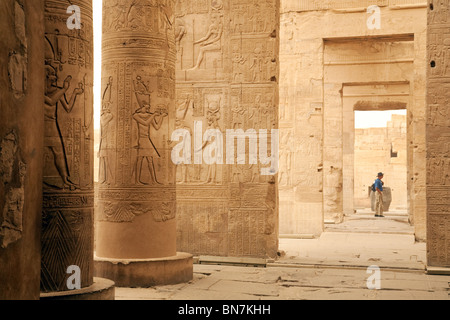 Un touriste à la recherche dans le Temple d'Horus et de Sobek, Kom Ombo, Haute Egypte Banque D'Images