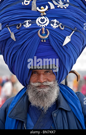 Homme sikh portant un turban géant. Le Temple d'or. Amritsar. Punjab. L'Inde Banque D'Images