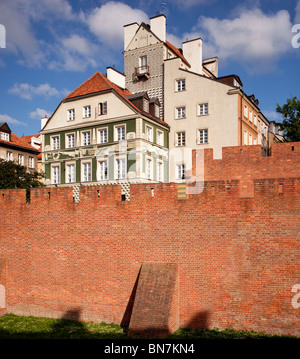 Vue sur la vieille ville de Varsovie en Pologne montrant le bâtiment défensif Barbakan sur les murs de la ville Banque D'Images