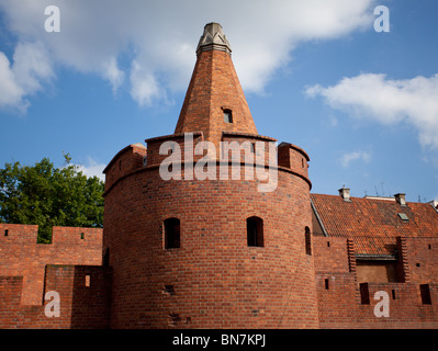 Vue sur la vieille ville de Varsovie en Pologne montrant le bâtiment défensif Barbakan sur les murs de la ville Banque D'Images