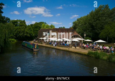 Un grand classique de l'Ancre Passage Pub sur la rivière Wey Pyrford Surrey England Banque D'Images