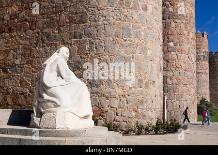 Avila, Avila Province, Espagne. Statue de Sainte Thérèse par la Puerta del Alcazar Banque D'Images