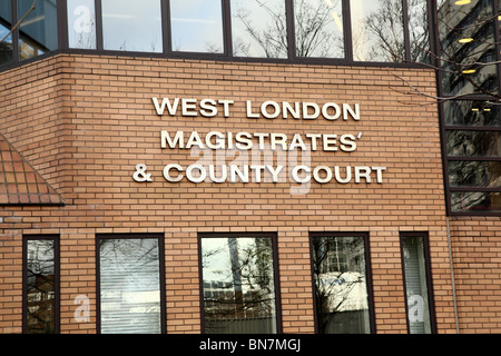Vue de l'ouest de Londres et des magistrats de la Cour de comté, Hammersmith, London, W6. Banque D'Images