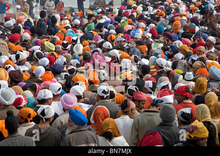 Pèlerins sikhs faisant la queue pour entrer à l'intérieur du temple d'or. Amritsar. Punjab. L'Inde Banque D'Images