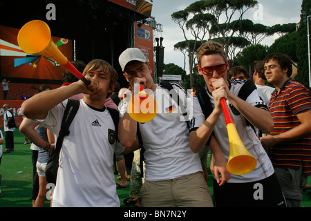 Les supporters allemands célébrant la victoire sur l'Angleterre à la coupe du monde de fan fest village à Rome, Italie 27Juin 2010 Banque D'Images