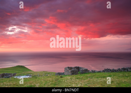 Coucher du soleil à l'île Runde sur la côte ouest de l'Atlantique, Møre og Romsdal (Norvège). Banque D'Images