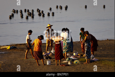 Des pêcheurs sur le lac Taungthaman près du pont U Bein à Amarapura, Myanmar, Birmanie Banque D'Images