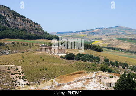 Le Temple Grec de Segesta vu de la route jusqu'au théâtre, Trapani, région nord-ouest de la Sicile, Italie Banque D'Images